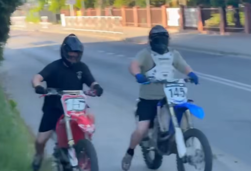 Kozaczyli na motorach na ścieżce rowerowej. Zostali nagrani, policja szybko ustaliła ich tożsamość Zdjęcie główne wpisu