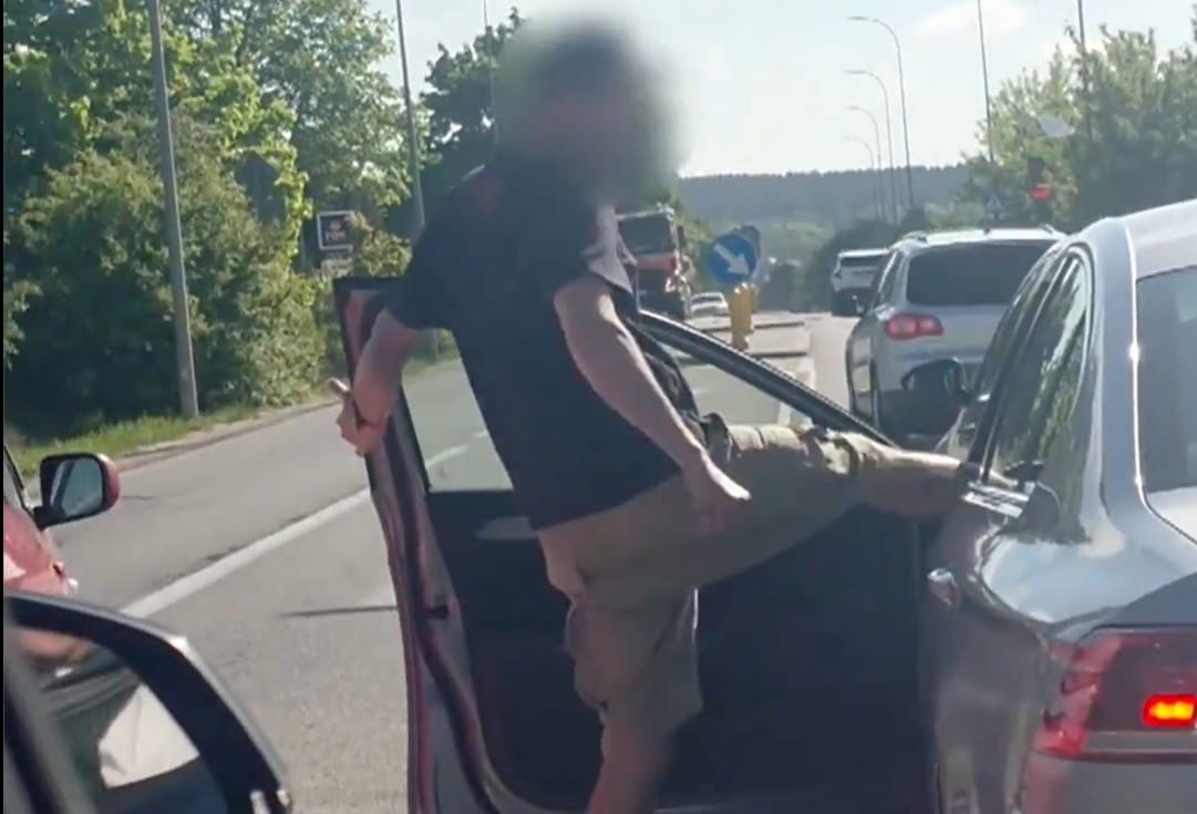Otworzył drzwi i skopał kobietę prowadzącą auto. Wstrząsające nagranie ze Straszyna Zdjęcie główne wpisu