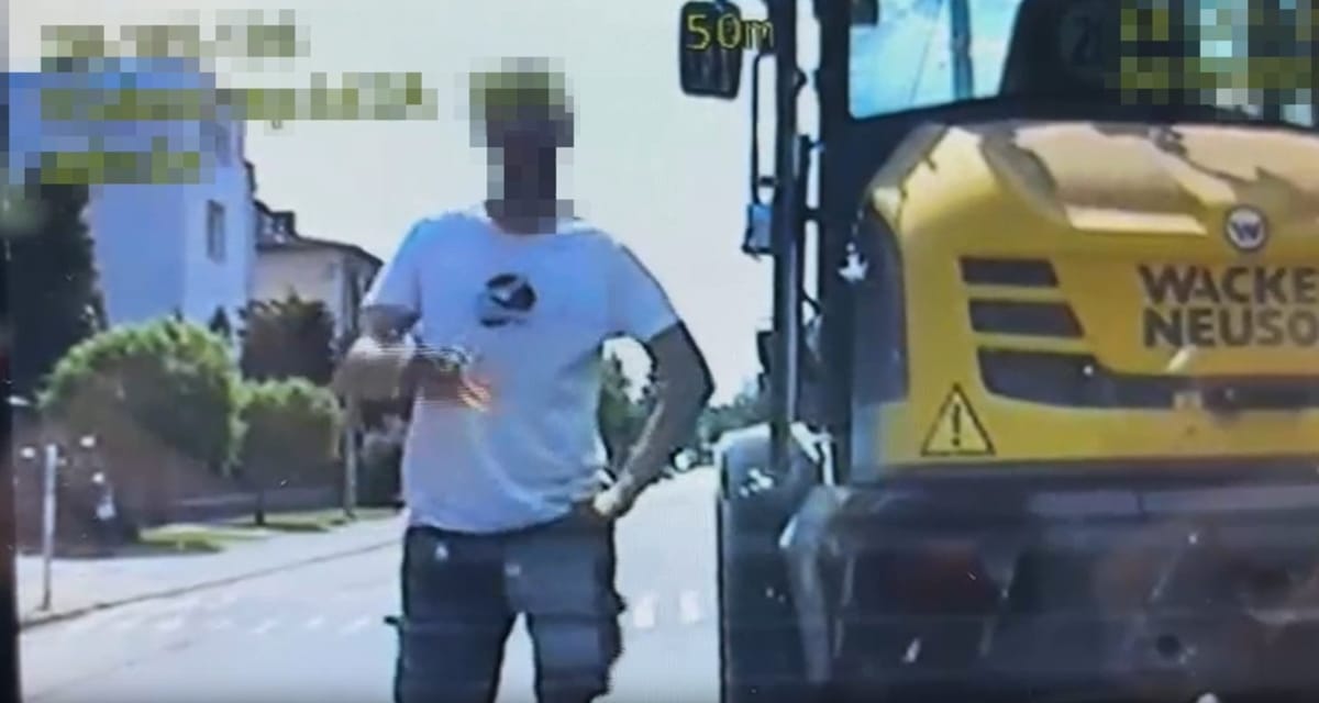 Był pod wpływem, dokupił małpeczki, wsiadł do ładowarki i pomachał nimi przed kamerą policji Zdjęcie główne wpisu
