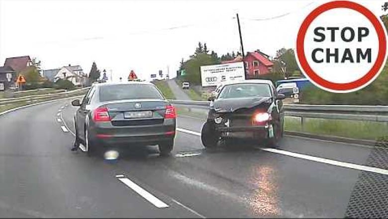 Idealny przykład dlaczego nie powinno się siedzieć na zderzaku auta. Wystarczył moment Zdjęcie główne wpisu