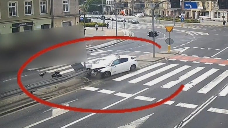 Kierowca Toyoty stracił panowanie na śliskiej drodze. Zatrzymał się dopiero na sygnalizatorze Zdjęcie główne wpisu