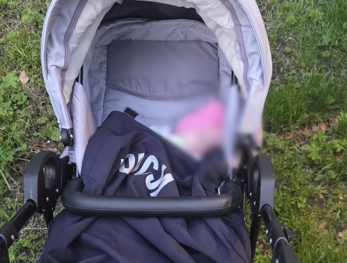 Matka miała 3 promile i ledwo trzymała się wózka, w którym było 5-miesięczne dziecko. Policja pokazała co przy niej znaleźli Zdjęcie główne wpisu