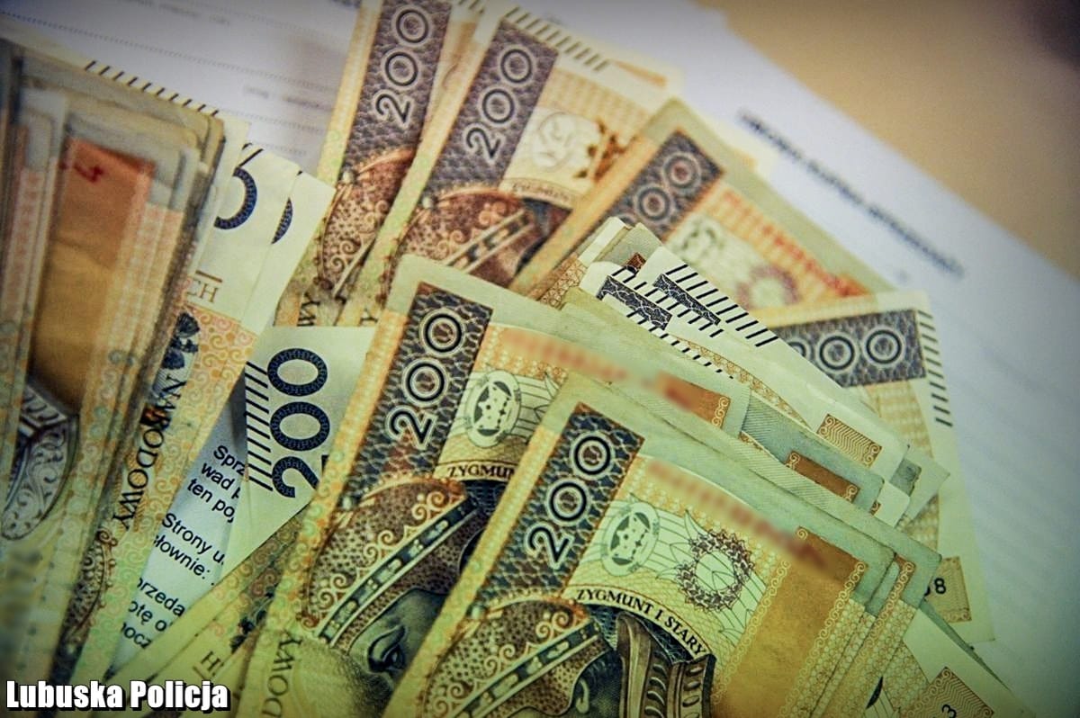 Policjant po cywilnemu znalazł 60 tysięcy złotych w sklepie. Wszystko oddał właścicielowi - Kostrzyn nad Odrą Zdjęcie główne wpisu