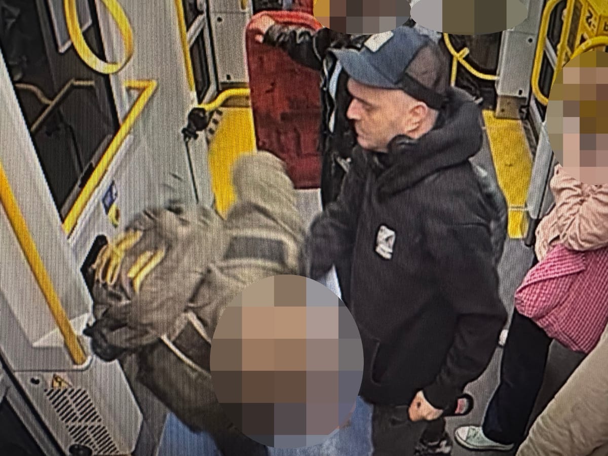 Pobił obywatela USA w tramwaju w Warszawie. Policja opublikowała nagranie i wizerunek poszukiwanego Zdjęcie główne wpisu