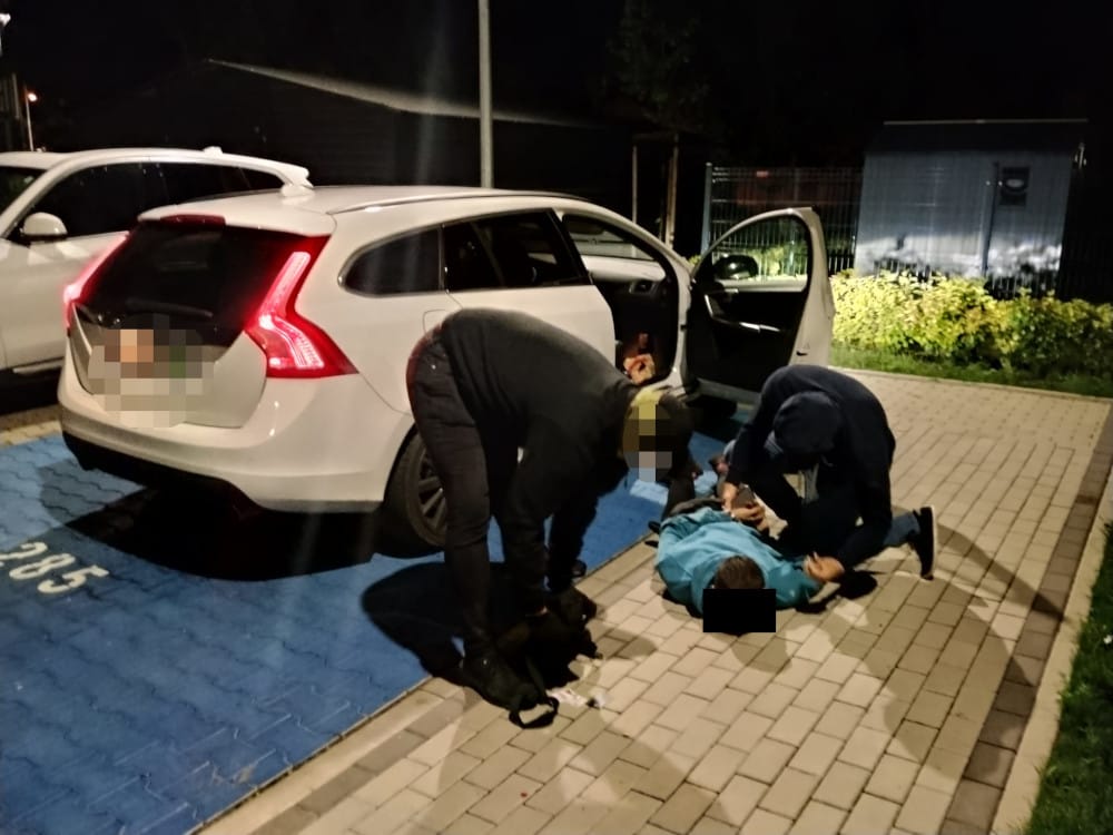 Kradli Jeepy, Dodge'a i Alfę Romeo. Grupa "Kobra" zatrzymała dwóch podejrzanych z całym arsenałem narzędzi Zdjęcie główne wpisu