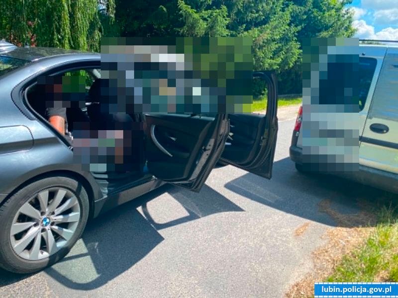 Totalna kumulacja. Dwa aktywne zakazy, podwójnie poszukiwany, a auto którym uciekał miało inne tablice, brak OC i przeglądu Zdjęcie główne wpisu