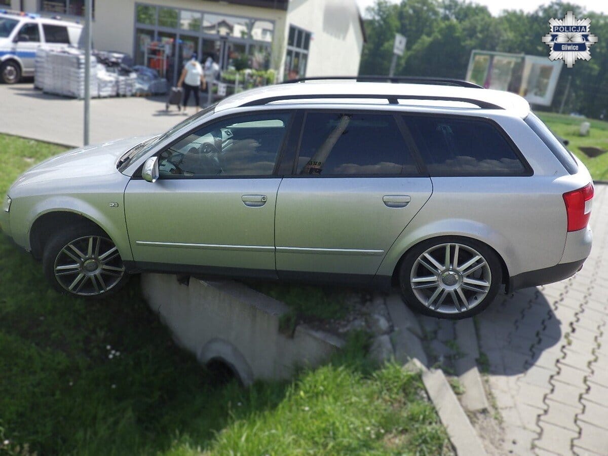 3,5 promila miał kierowca który wjechał do rowu jadąc do sklepu. Próbował uciekać ale go zatrzymano Zdjęcie główne wpisu