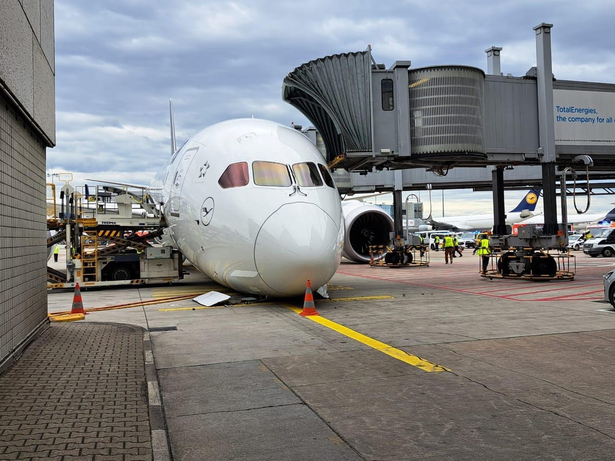 Prawie nowy Dreamliner Lufthansy runął dziobem na płytę lotniska we Frankfurcie. Podwozie złożyło się samo Zdjęcie główne wpisu