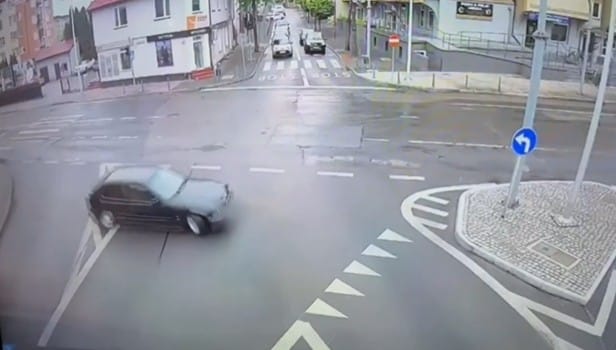 Driftował starym BMW w centrum Ostrołęki. Policja ustaliła 19-latka i odebrała mu prawo jazdy Zdjęcie główne wpisu