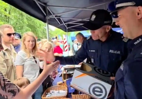 Rodzicom grożą mandaty. Od dzisiaj dzieci muszą jeździć na rowerze i hulajnodze w kasku Zdjęcie główne wpisu