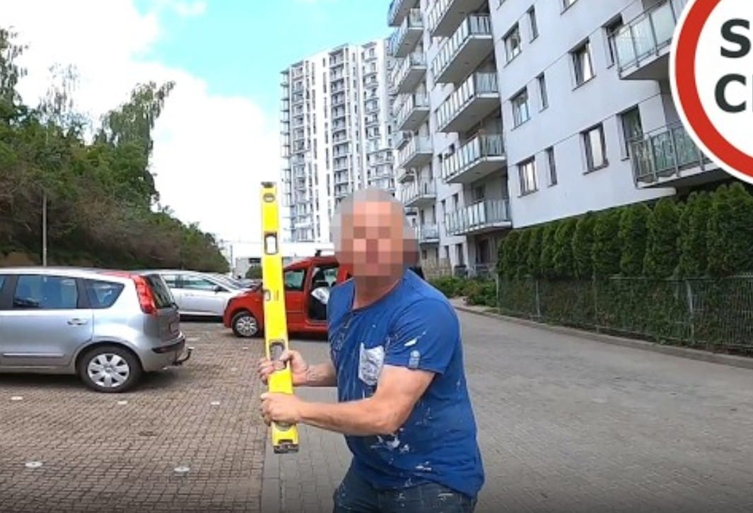 Wyskoczył z poziomicą do motocyklisty. Narwany budowlaniec na parkingu w Gdańsku Zdjęcie główne wpisu