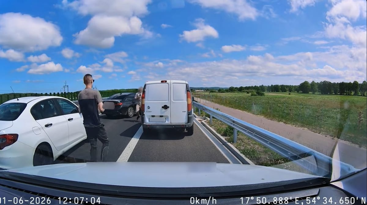 Jechał całą szerokością drogi. Po zatrzymaniu okazało się, że nie tylko jest pijany ale też jechał kradzionym autem Zdjęcie główne wpisu
