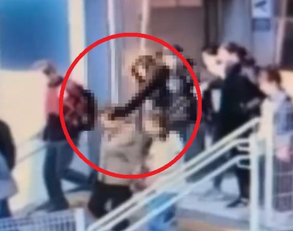 Kopnął kobietę w głowę bo ta miała się otrzeć o jego partnerkę. Policja opublikowała nagranie Zdjęcie główne wpisu