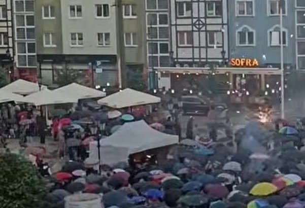 6-letnie dziecko trafiło do szpitala po tym, jak ktoś odpalił petardy w tłumie na koncercie Zdjęcie główne wpisu