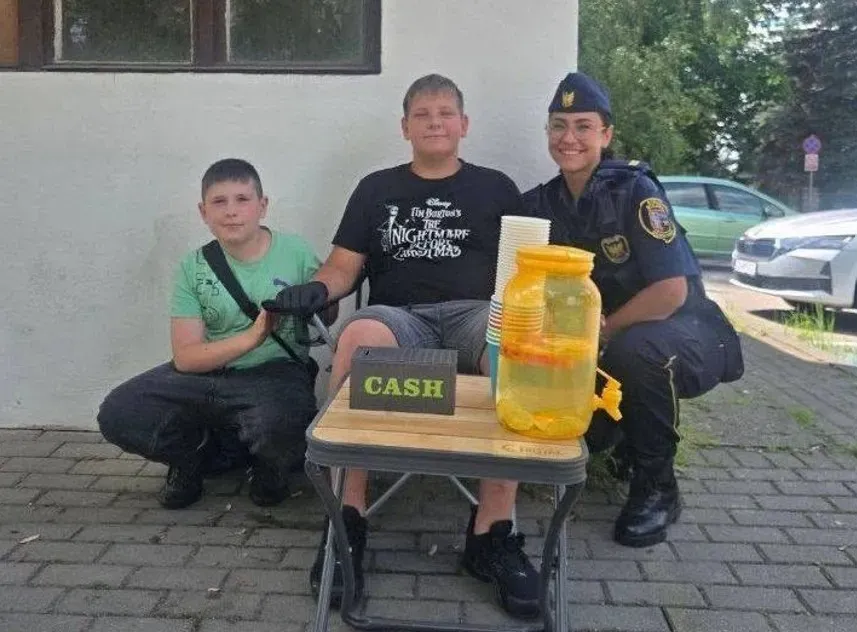 Dostali donos na chłopca sprzedającego lemoniadę. Strażniczki miejskie wszystko od niego kupiły. Okazało się, że zbierał na książki do szkoły. Zdjęcie główne wpisu