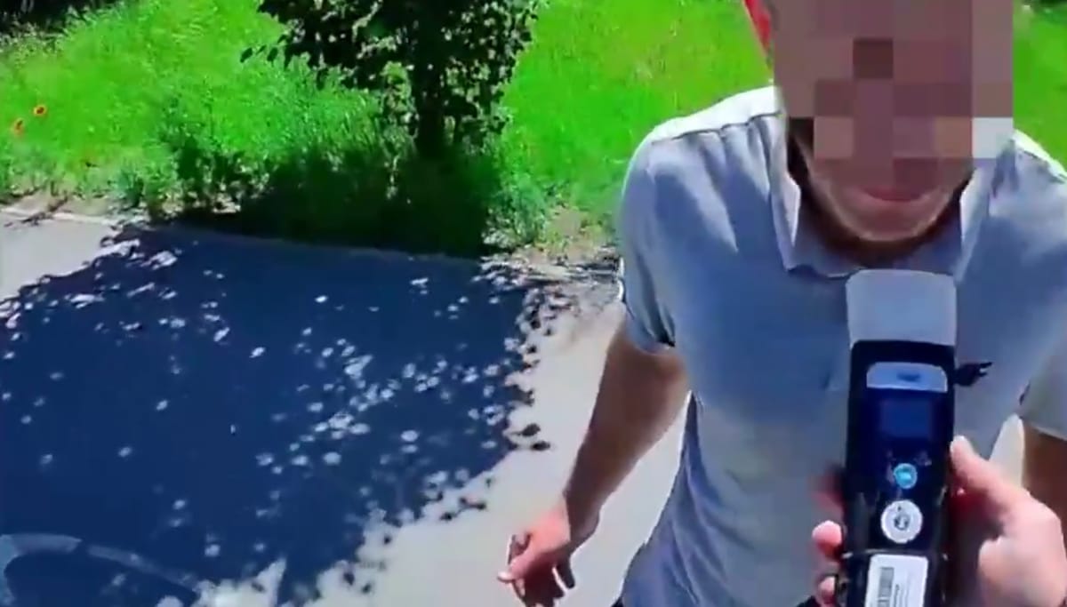 Czuć było od niego alkohol i nie miał uprawnień. Przekonywał policjanta, że nie będzie prowadził. Co zrobił kilka minut później? Zdjęcie główne wpisu