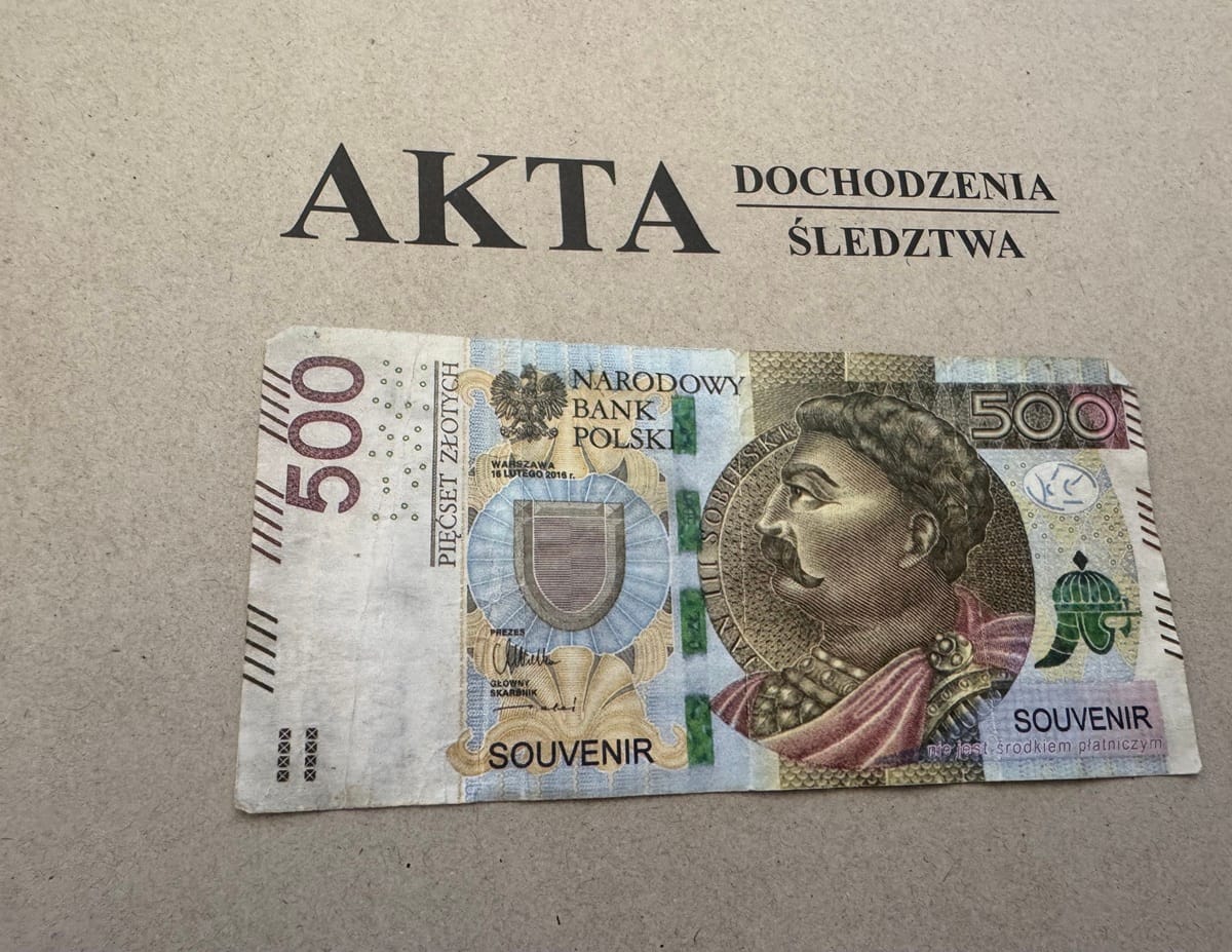 Zapłaciła za zakupy banknotem "500 złotych" oznaczonym SOUVENIR. Grozi jej 8 lat więzienia Zdjęcie główne wpisu