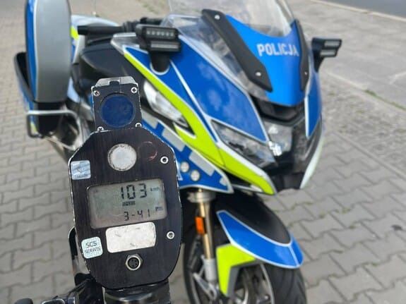 Zdał egzamin, wsiadł do BMW i stracił prawko za prędkość Zdjęcie główne wpisu
