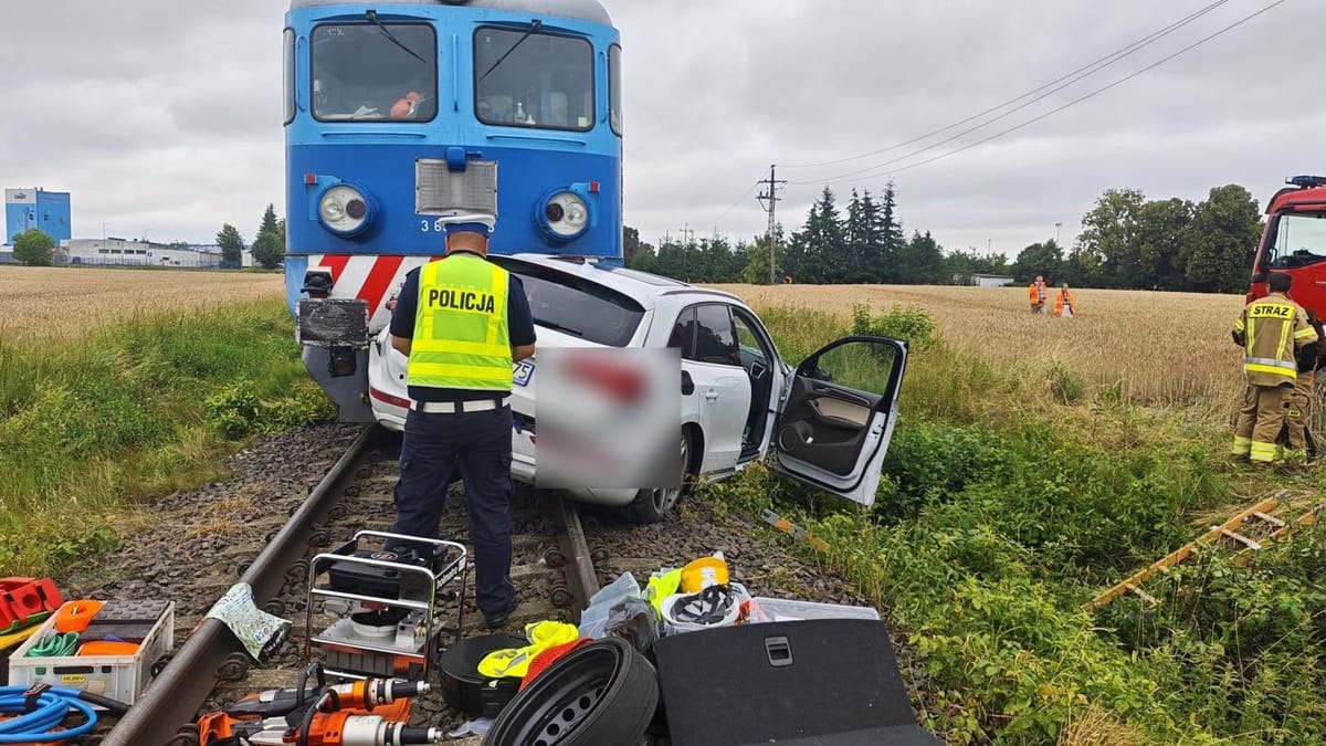 Audi Q5 wjechało wprost pod pociąg towarowy. 41-latek nie miał żadnych szans Zdjęcie główne wpisu