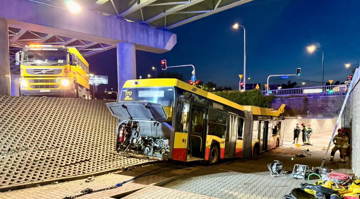 Nieoficjalne przyczyny wypadku autobusu w Warszawie. Pojazd jechał tak, jakby cały czas miał wciśnięty gaz, w sieci pojawiło się nagranie Zdjęcie główne wpisu