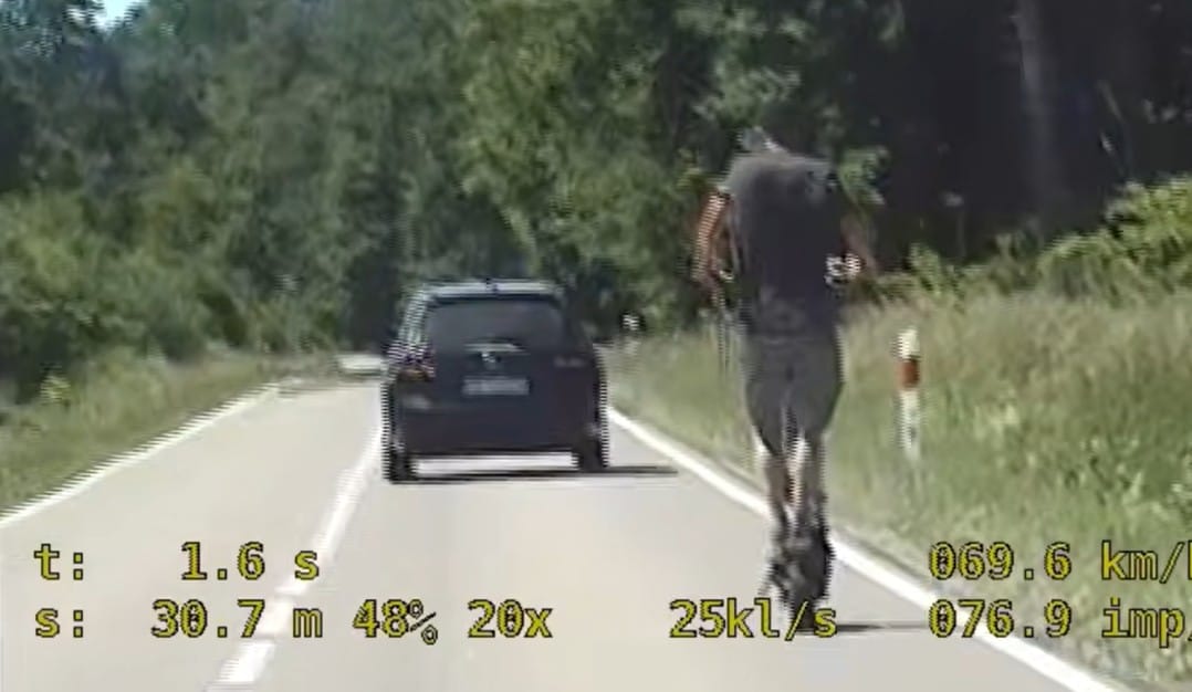 Jechał hulajnogą, bo ma zakaz sądowy. Osiągnął prędkość prawie 70km/h, a za nim policja Zdjęcie główne wpisu