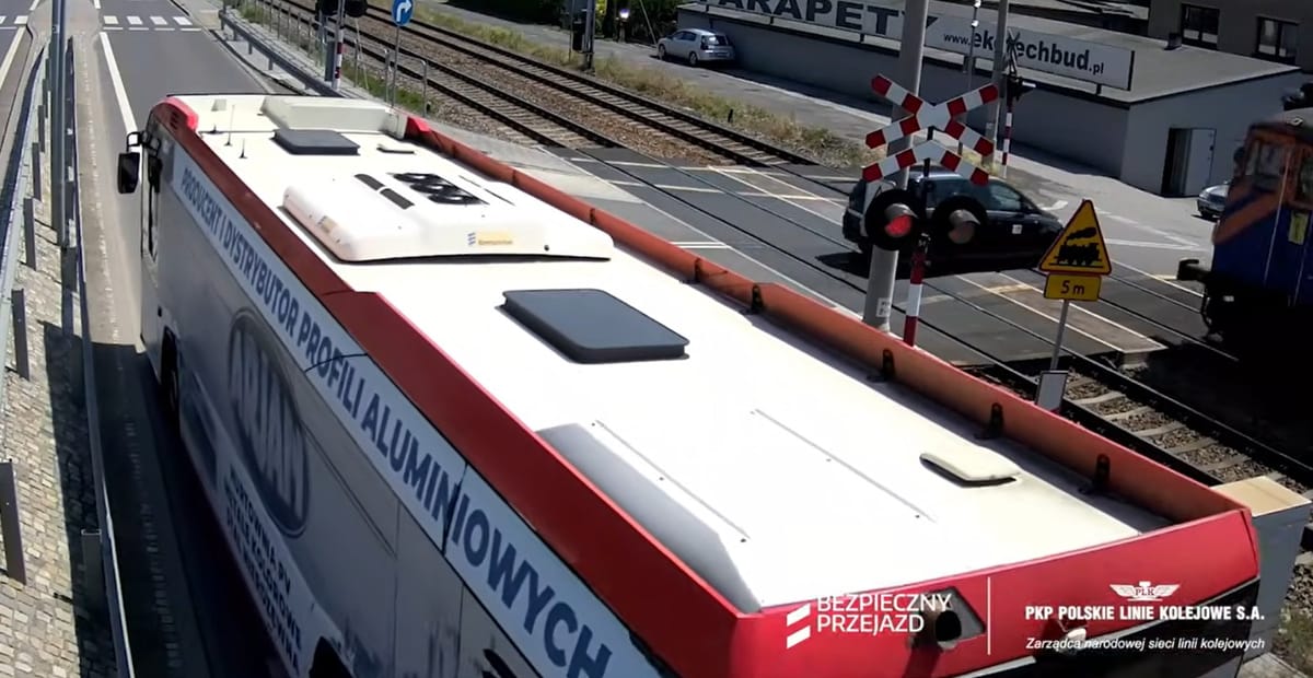 Kierowca zignorował czerwone światło i wjechał pod nadjeżdżający pociąg. Sparaliżował ruch kolejowy na kilka godzin Zdjęcie główne wpisu