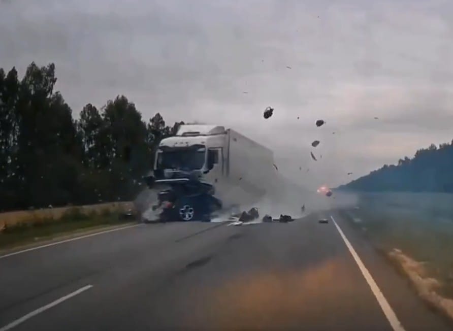 Wyprzedzał na trasie i wjechał wprost pod TIRa. BMW X5 rozpadło się na kawałki, zginęła cała rodzina Zdjęcie główne wpisu