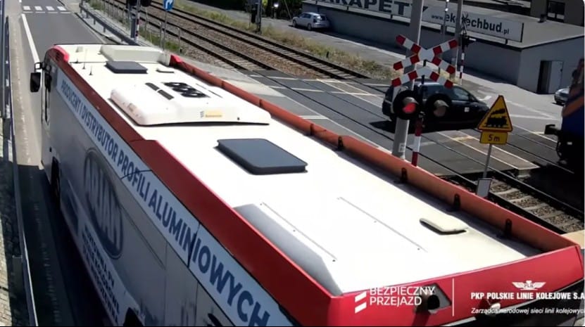 Nieoczekiwany zwrot w sprawie wypadku na przejeździe w Częstochowie. Zarzuty usłyszał kierowca autobusu, który jechał za osobówką Zdjęcie główne wpisu