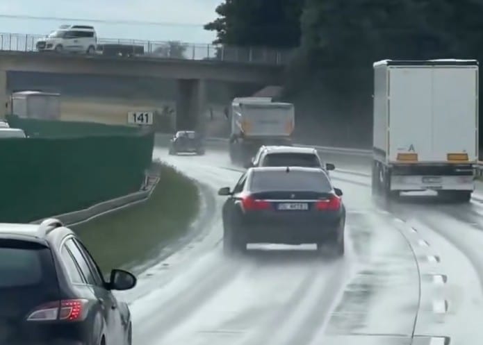 Czy za taką jazdę bokiem BMW po autostradzie policja powinna z miejsca zabrać prawo jazdy? Nagranie z okolic Wrocławia Zdjęcie główne wpisu