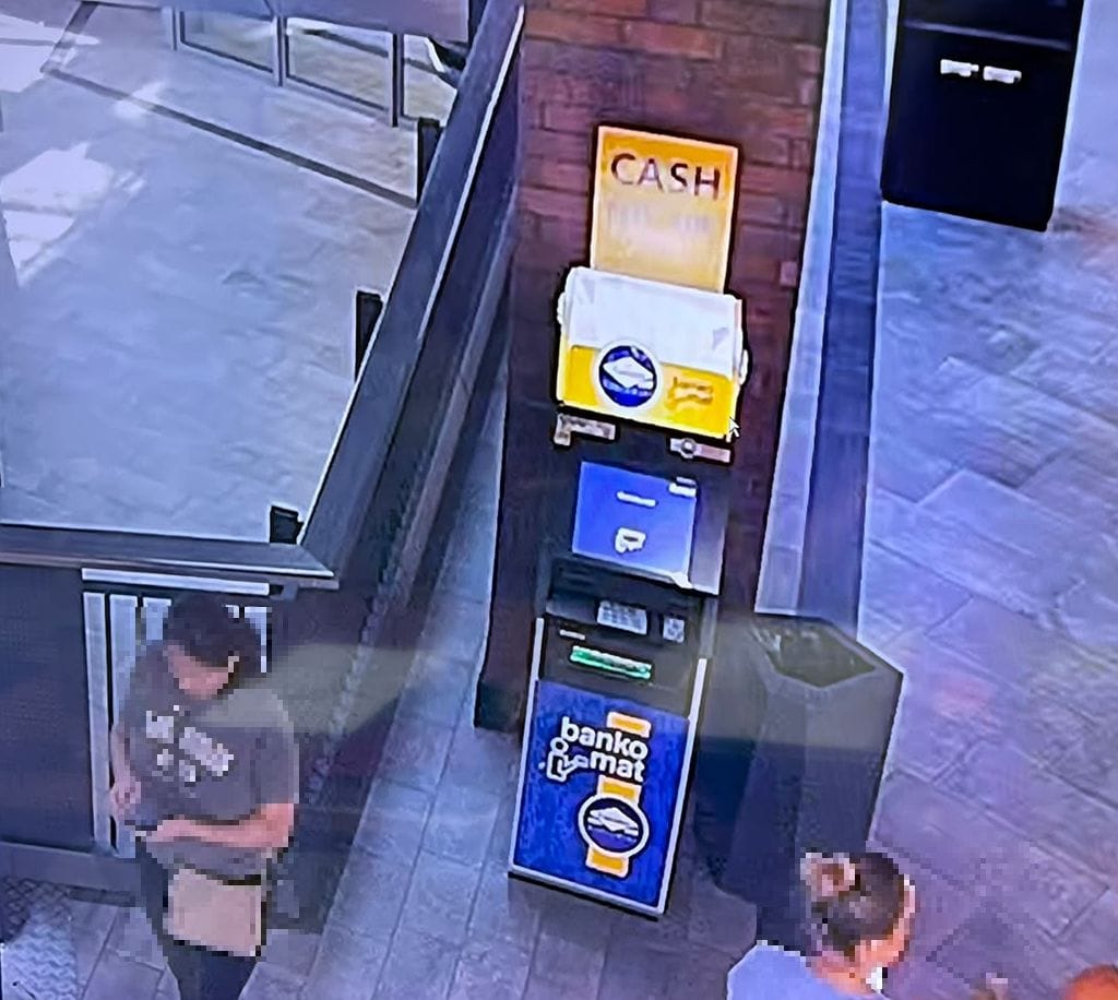Wypłaciła pieniądze z bankomatu w Jarosławiu i odeszła bez nich. Policja odnalazła ją w galerii Zdjęcie główne wpisu