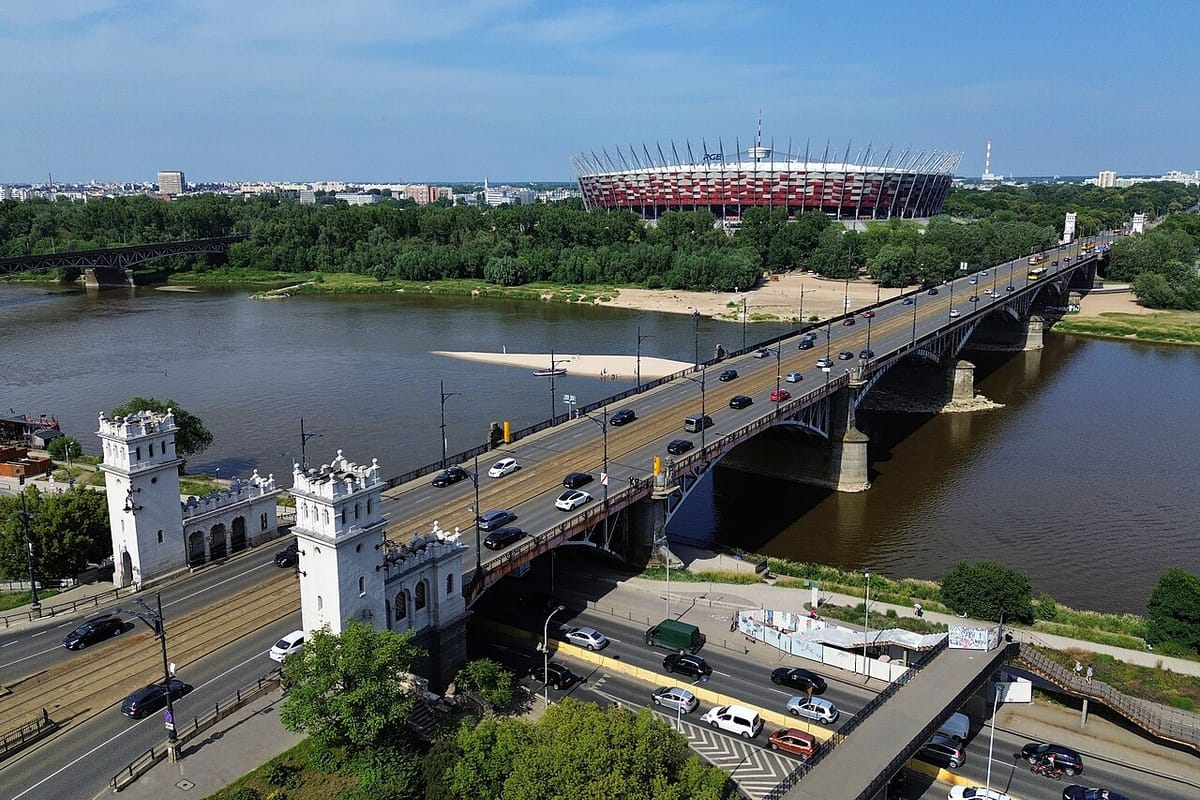Viralowe nagranie ze sprzeczki na Moście Poniatowskiego. Kierowca Mini wjechał w rowerzystę, potem go zaatakował Zdjęcie główne wpisu