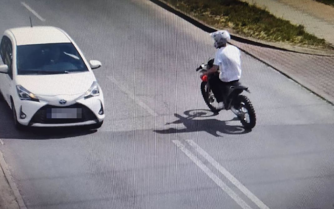 17-latek wjechał elektrycznym crossem prosto pod patrol drogówki. Maszyna bez rejestracji, on bez uprawnień Zdjęcie główne wpisu
