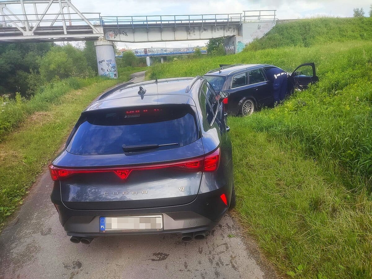 Pościg za Audi ulicami Jasła. Pasażer w tym czasie wyrzucał narkotyki przez okno. Policja opublikowała nagranie Zdjęcie główne wpisu
