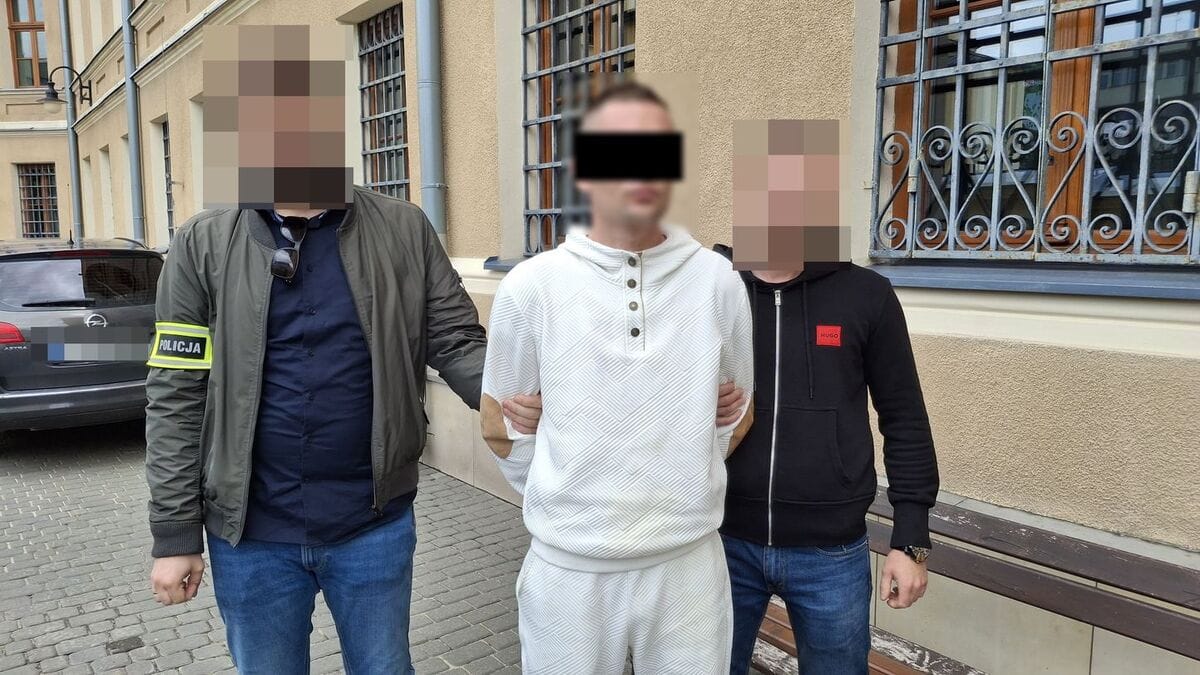 Zostawił auto na środku skrzyżowania i boso poszedł kraść paliwo do wiaderka. Miał 2 promile i dożywotni zakaz Zdjęcie główne wpisu