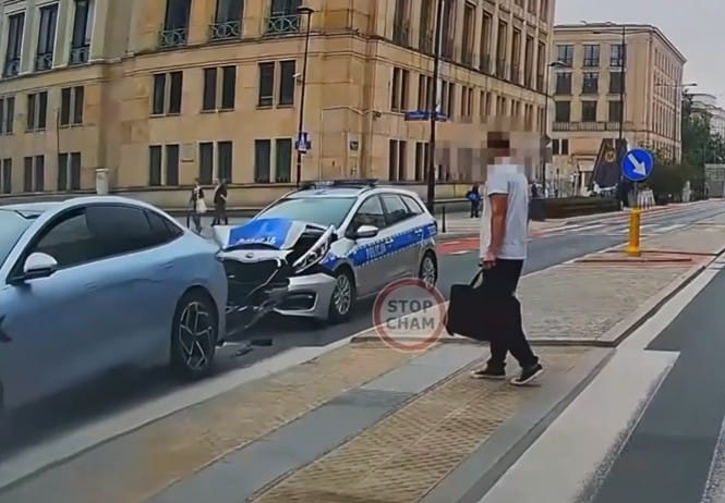 Policjant skasował radiowóz na przejściu dla pieszych. Poszkodowany kierowca chciał przepuścić pieszego. Zdjęcie główne wpisu