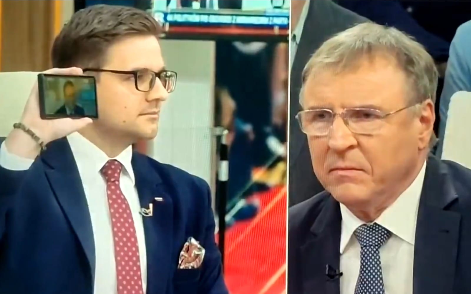 Jacek Kurski słuchający Jacka Kurskiego opowiadającego o „sekcie smoleńskiej” i śmiejącego się z Macierewicza Zdjęcie główne wpisu