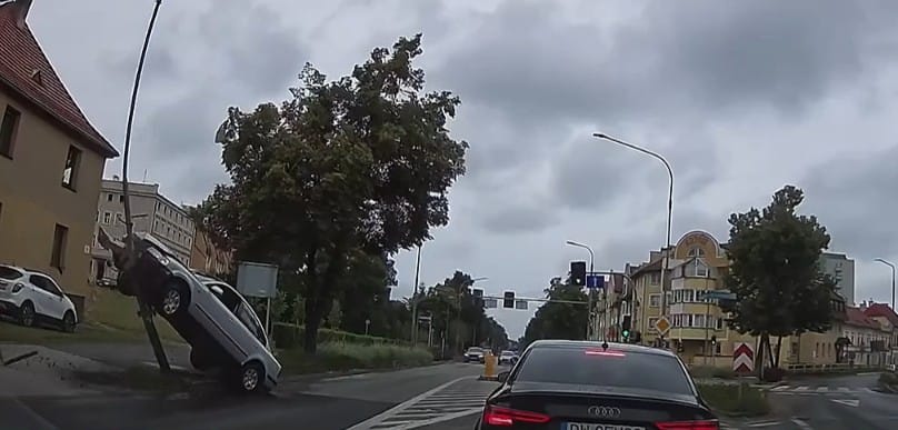 21-latek w Oławie nie opanował passata i zatrzymał się na latarni Zdjęcie główne wpisu