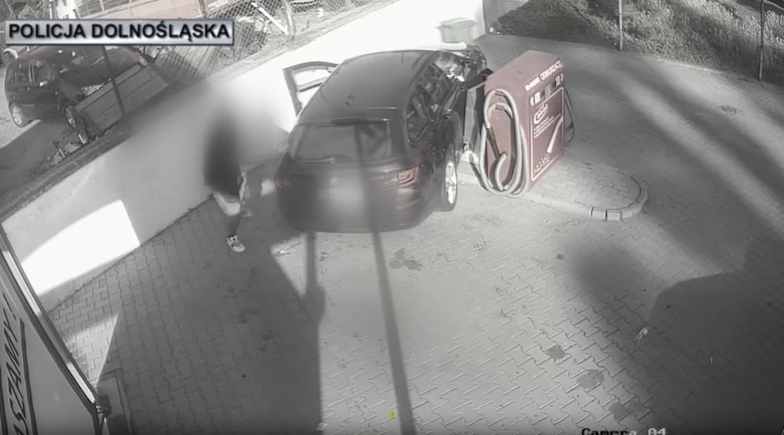 Handlarz nielegalnym tytoniem staranował policyjną blokadę, a potem uciekał pieszo z dzieckiem w nosidełku Zdjęcie główne wpisu