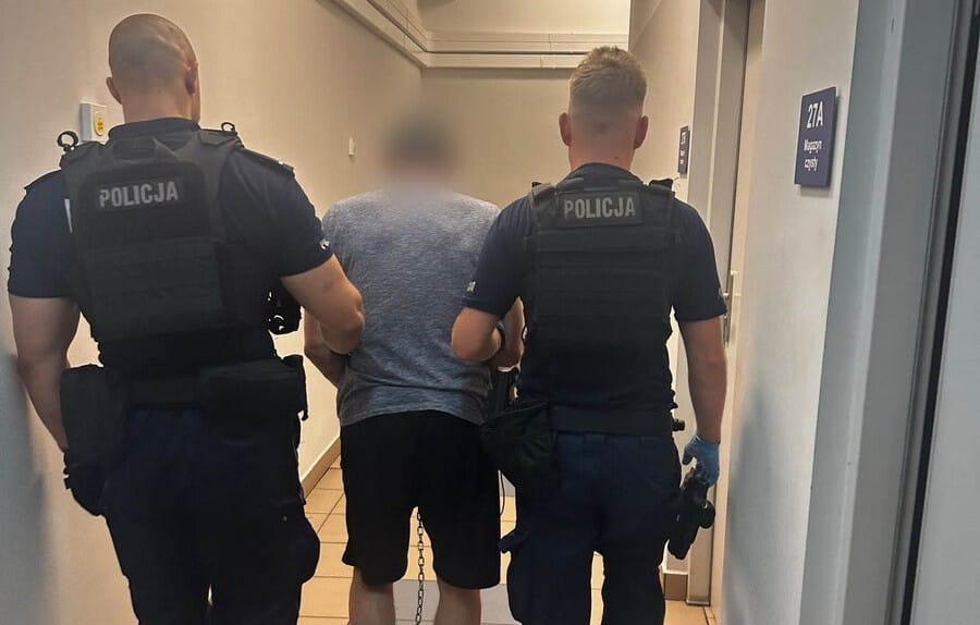 Miał obnażać się na balkonie przy przedszkolu. 64-letni Ukrainiec okazał się ścigany Czerwoną Notą Interpolu Zdjęcie główne wpisu