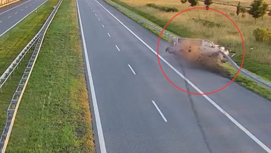 Bus przeleciał nad barierą na A1 i wylądował w rowie. GDDKiA opublikowało nagranie Zdjęcie główne wpisu