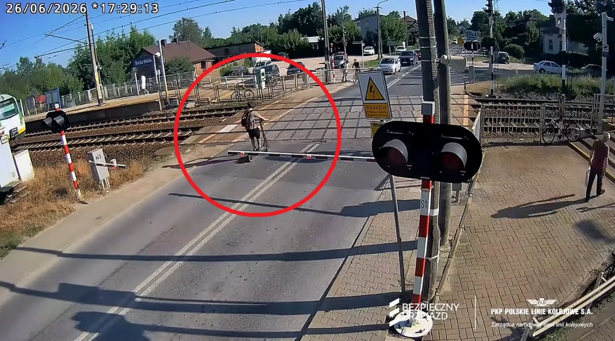 O włos od tragedii. Hulajnogą ominął rogatki i prawie wjechał wprost pod rozpędzony pociąg Zdjęcie główne wpisu