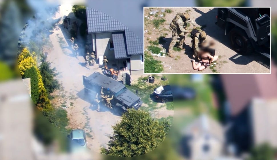 Akcja kontrterrorystów pod Jędrzejowem. Cztery osoby zatrzymane, odzyskany mercedes ze Szwajcarii Zdjęcie główne wpisu
