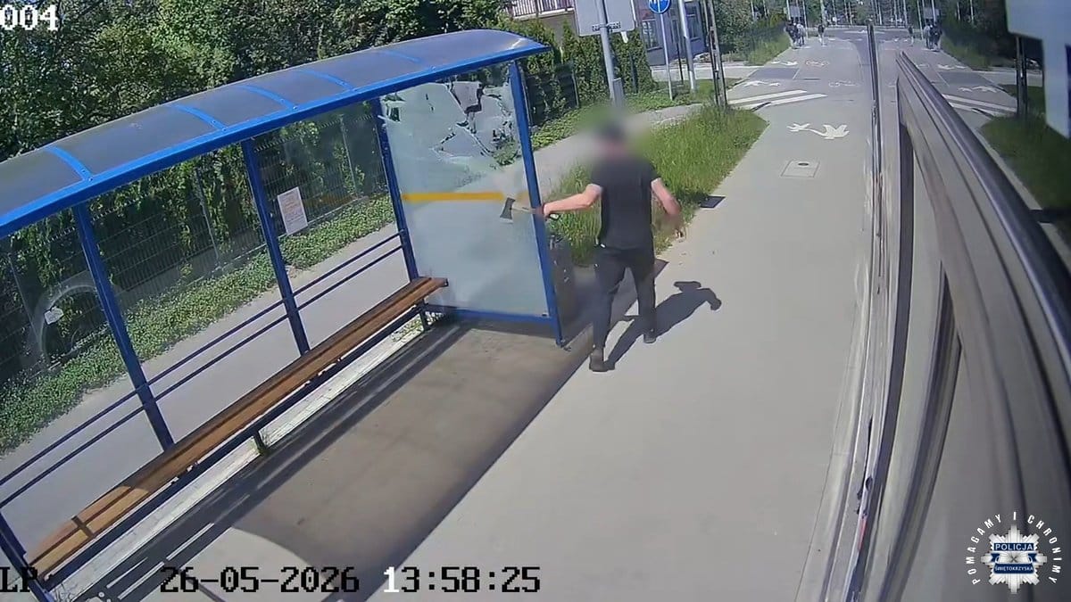 Pijany z siekierą latał po ulicy w Starachowicach. Jest nagranie z monitoringu Zdjęcie wpisu