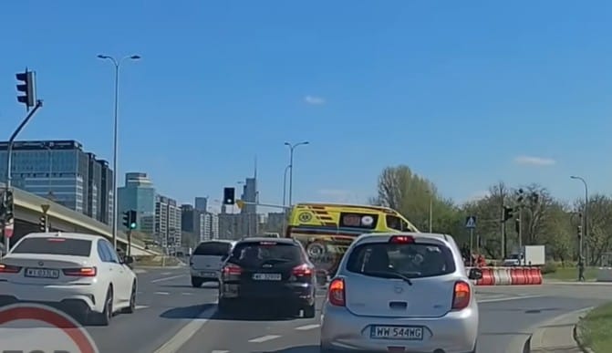 Karetka na sygnale przewróciła się na bok. Nagranie z wideorejestatora trafia do sieci miesiąc po zdarzeniu Zdjęcie wpisu