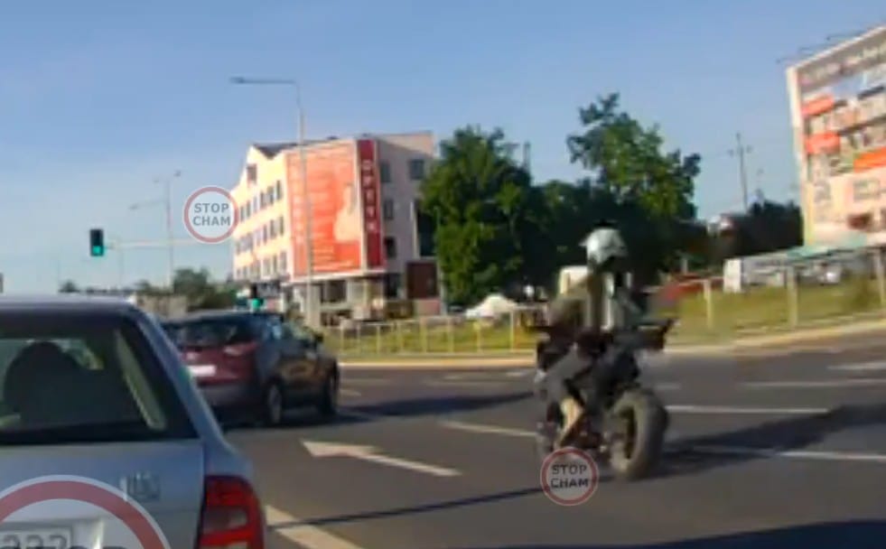 Motocyklista nie miał szans w zderzeniu z autem. W sieci pojawiło się nagranie z Piaseczna Zdjęcie wpisu