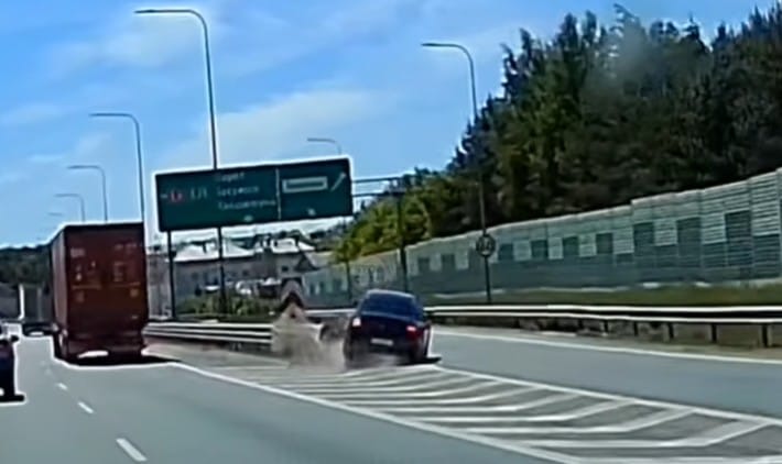 Przegapił zjazd na obwodnicy więc skasował Mercedesa o barierki Zdjęcie wpisu