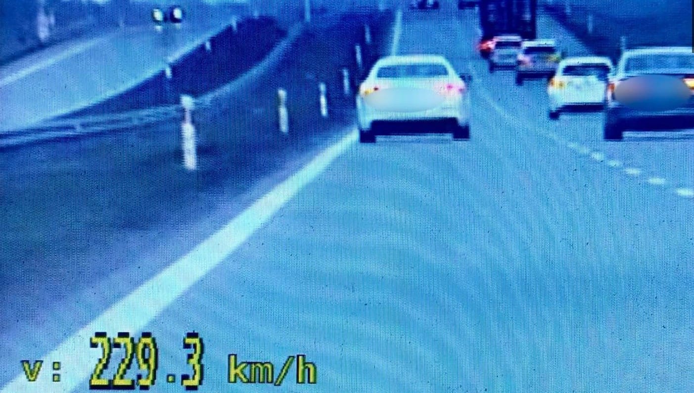 Jechał ponad 200 km/h, dostał 5 tys. mandatu. Sąd go uchylił, bo był nieczytelny. Policja jednak nie odpuszcza Zdjęcie wpisu