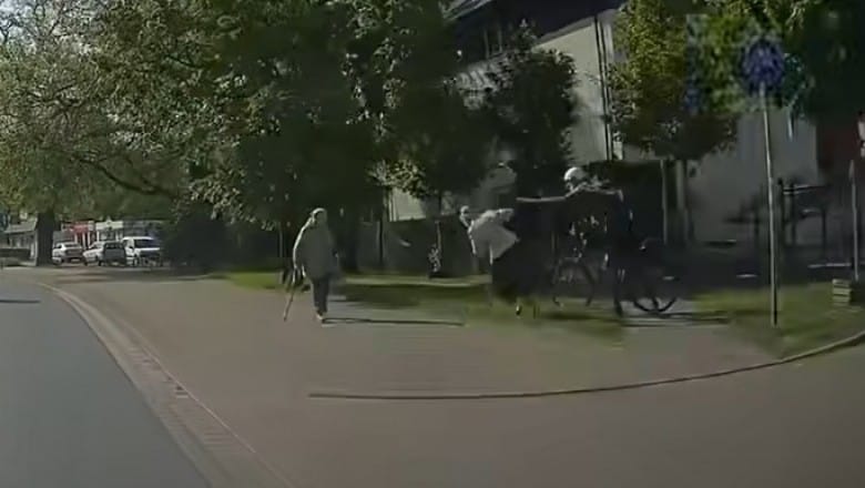 Rowerzysta zaatakował 80-latkę we Wrocławiu. Seniorka upadła na betonowy chodnik, wszystko nagrała kamera Zdjęcie wpisu