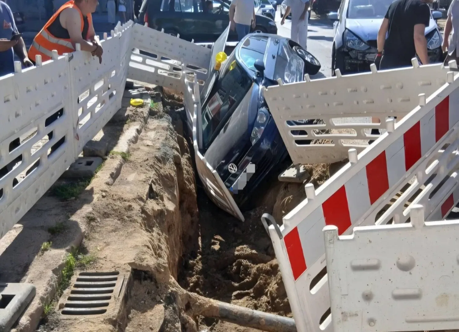 Auto wpadło do wykopu w Szczecinie. Z pomocą musiała ruszyć straż pożarna. Opublikowano nagranie z akcji ratowniczej Zdjęcie wpisu