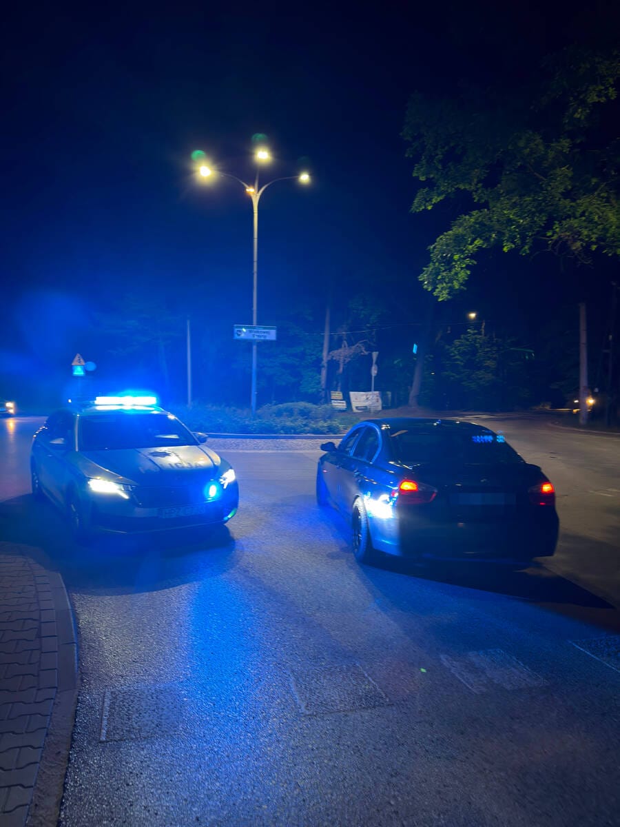 Był tak pijany, że zatrzymał BMW na środku drogi i zasnął za kierownicą. Obudzili go policjanci. Miał blisko 2 promile i cofnięte prawo jazdy Zdjęcie wpisu